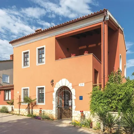 Three-bedroom In Appartamento Pola