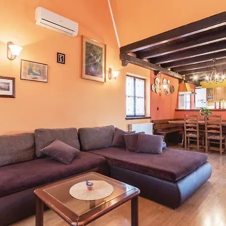Three-bedroom In Appartamento Pola